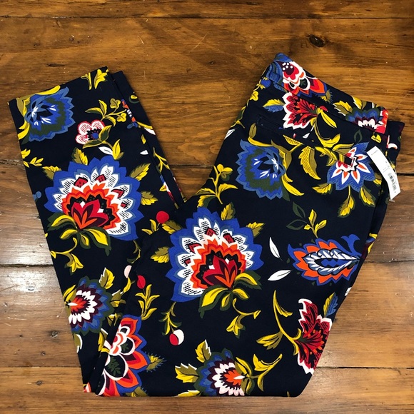 Old Navy Pants - 💗Mid rise pixie NWT floral pants